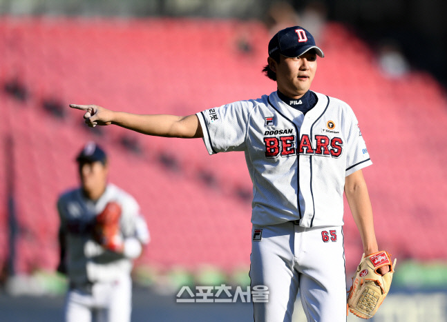 두산 투수 정철원이 25일 잠실야구장에서 열린 KBO리그 한화와 경기 8회초 2사1루 상대 김인환을 헛스윙 삼진아웃 시킨 후 덕아웃으로 들어오고 있다. 잠실 | 최승섭기자 thunder@sportsseoul.com