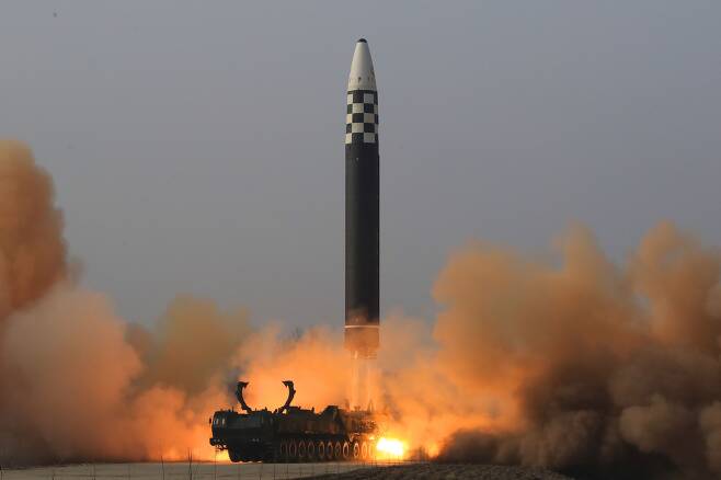 북한 대륙간탄도미사일(ICBM)인 '화성-17형'. /노동신문 뉴스1