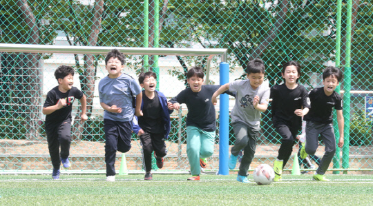 실외마스크 착용 의무가 조건부 해제된 지난 5월 2일 대전 둔산초등학교에서 학생들이 마스크를 벗고 축구를 하고 있다. 사진=대전일보DB