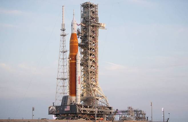 우주 발사 시스템(SLS)이 발사대에 기립해있다. 미국항공우주국(NASA) 제공