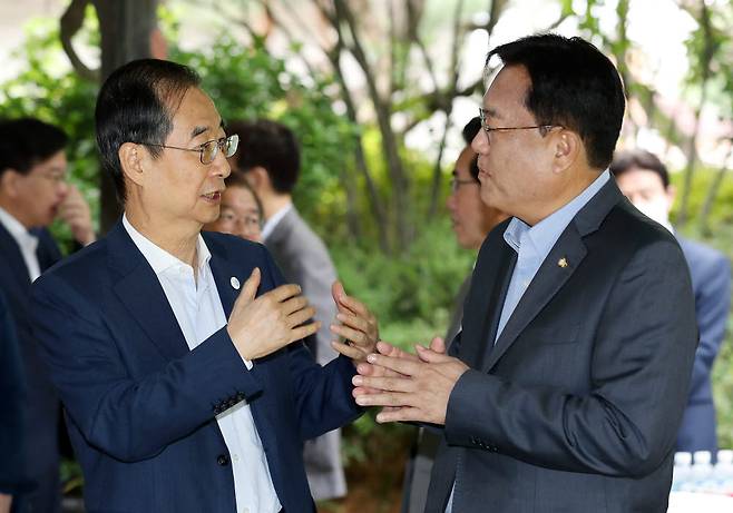 한덕수 국무총리와 국민의힘 정진석 비상대책위원장이 25일 서울 종로구 총리공관에서 열린 제4차 고위당정협의회에서 대화하고 있다.