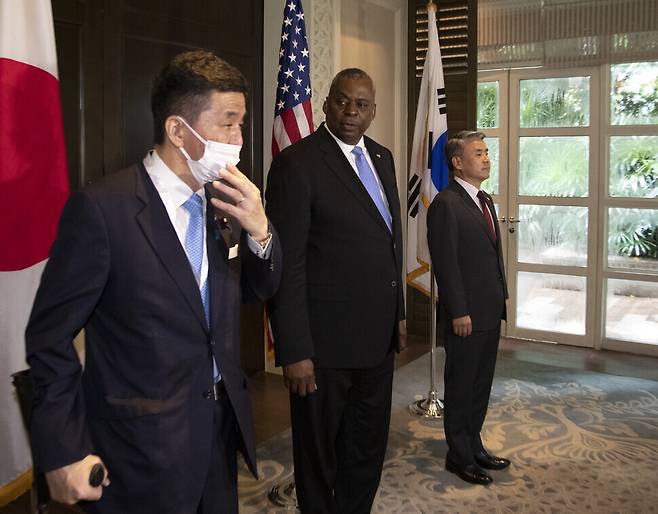 제19차 아시아안보회의(샹그릴라 대화)에 참석 중인 이종섭 국방부 장관(오른쪽)이 6월11일 싱가포르 샹그릴라 호텔에서 로이드 오스틴 미국 국방장관(가운데), 기시 노부오 일본 당시 방위상과 한·미·일 국방장관 회담에 앞서 기념사진을 찍고 있다. 싱가포르/연합뉴스