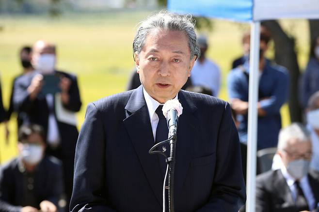 하토야마 유키오 전 일본 총리가 24일 오전 전남 진도군 고군면 왜덕산 위령제에 참석해 추모사를 하고 있다. 연합뉴스