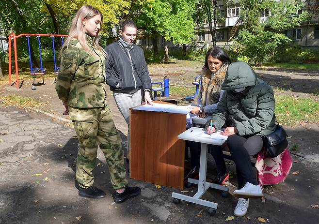 도네츠크인민공화국 주민들이 러시아 영토 편입에 대한 찬반 투표에 임하고 있다. 타스 연합뉴스