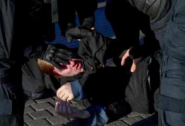 러시아 경찰이 24일(현지시간) 상트페테르부르크에서 블라디미르 푸틴 대통령의 예비군 동원령에 반대하는 시위에 참가한 시민을 체포하고 있다. 모스크바=AFP 연합뉴스