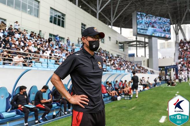 FC서울 안익수 감독은 자신 고유의 축구 색을 팀에 입히는 데 성공했으나 성적은 기대 이하였다. [사진 프로축구연맹]