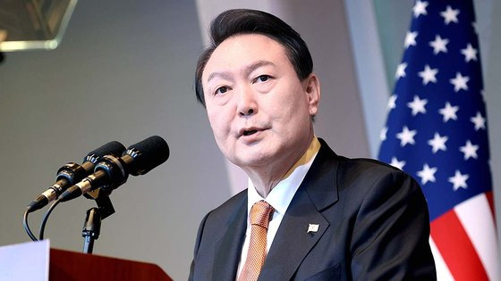 국민의힘은 25일 윤 대통령의 해외 순방 당시 '비속어 논란'에 대해 "가짜뉴스"라고 주장하며 반격에 나섰다. 사진은 윤 대통령이 21일(현지시간) 미국 뉴욕 뉴욕대(NYU) 키멜 센터에서 열린 디지털 비전 포럼에서 연설하는 모습. 연합뉴스
