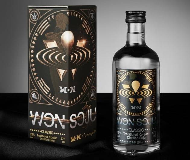 원스피리츠는 원소주 온라인 쇼핑몰에서 지난 21일 판매를 시작한 ‘원소주 클래식 리니지 W 에디션’ 1400병이 1분 만에 완판됐다고 23일 밝혔다.