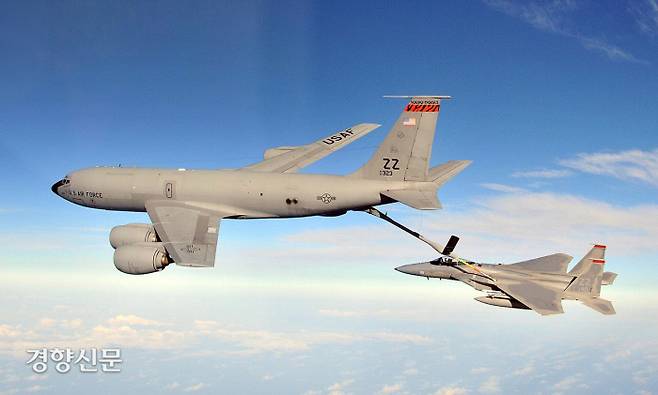 미국 공군의 공중 급유기 KC-135R이 비행 중인 전투기에 연료를 공급하고 있다. 최근 과학계에선 이 같은 대형 급유기 등을 동원해 이산화황 입자를 극지방 성층권에 뿌려 지구 온난화와 해수면 상승을 늦추자는 아이디어가 나왔다. 미 공군 제공