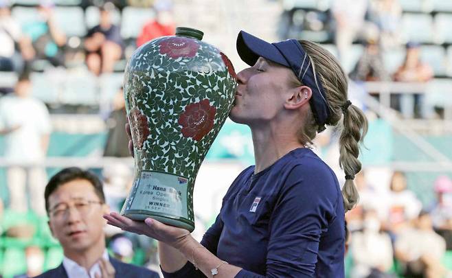 에카테리나 알렉산드로바가 25일 서울 송파구 올림픽공원 테니스경기장에서 열린 WTA 투어 하나은행 코리아오픈 단식 결승에서 옐레나 오스타펜코를 꺾고 우승을 차지한 뒤 도자기 트로피에 입을 맞추고 있다. 연합뉴스