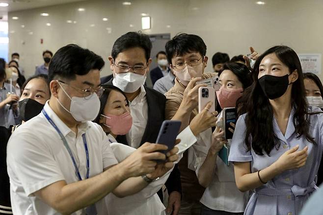 Samsung Electronics Vice Chairman Lee Jae-yong (fourth from left) poses for a photo with employees at Samsung SDS headquarters in Seoul in August. (Samsung Electronics)