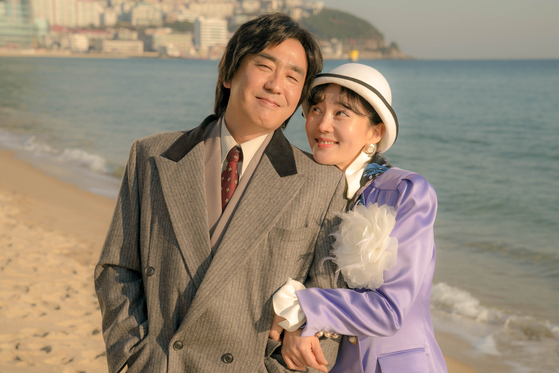 Ryu Seung-ryong, left, and Yum Jung-ah during a scene of the upcoming musical movie ″Life is Beautiful″ [LOTTE ENTERTAINMENT]