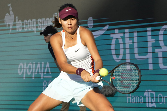 Emma Raducanu of Britain returns a shot to Jelena Ostapenko of Latvia during their semifinal match at the Korea Openin Seoul on Saturday.  [AP/YONHAP]