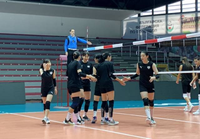 대한민국배구협회가 지난 16일 세계여자선수권을 앞두고 불가리아에서 전지 훈련한 여자대표팀이 불가리아와 총 4차례 친선경기를 한다고 전했다. 사진은 불가리아에서 훈련 중인 한국 여자배구 대표팀. 연합뉴스