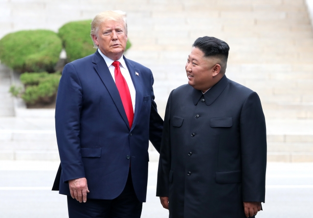 도널드 트럼프 당시 미국 대통령이 2019년 6월 30일 판문점 공동경비구역(JSA) 군사분계선에서 김정은 북한 국무위원장과 만나고 있다. 뉴시스