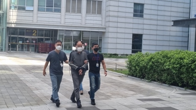 친누나를 폭행해 숨지게 한 혐의를 받는 60대 남성이 25일 서울동부지법에서 열린 구속 전 피의자심문(영장실질심사)에 참석하고 있다. 뉴시스