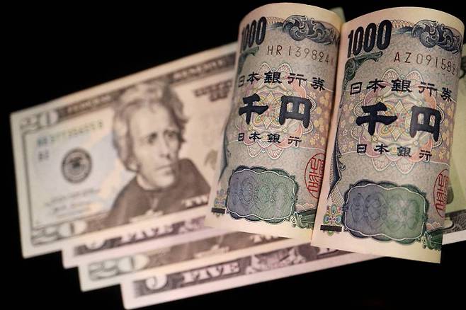 Banknotes of Japanese yen and U.S. dollar are seen in this illustration picture taken September 23, 2022. REUTERS/Florence Lo/Illustration/사진=로이터=뉴스1