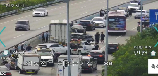 25일 오후 영동고속도로에서 12중 추돌사고가 발생한 모습. 독자제공 연합뉴스