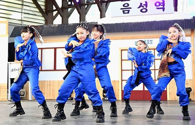 [음성=뉴시스] 음성품바축제 전국 청소년 품바댄스 경연대회. (사진=음성군 제공) photo@newsis.com *재판매 및 DB 금지