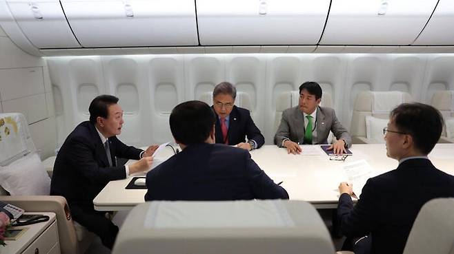 어제 공군1호기에서 열린 안보상황점검회의에서 윤석열 대통령이 발언하고 있다.