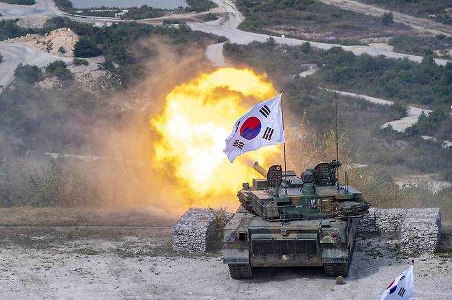 경기&nbsp;포천시&nbsp;승진과학화훈련장에서 20일 열린 육군&nbsp;기동화력 시범에서 K-2 전차가 전차포 사격을 하고 있다. 육군 제공