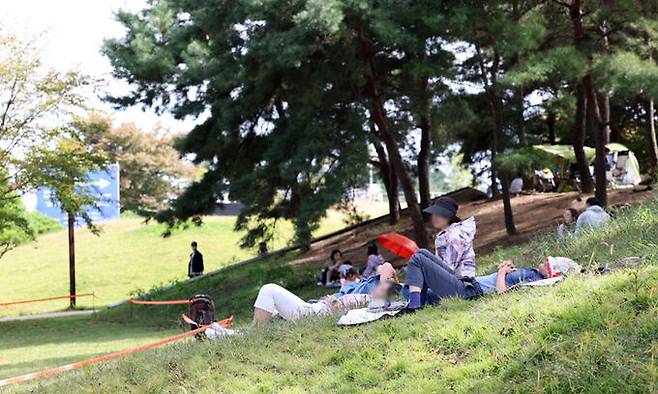선선한 가을 날씨를 보이는 25일 한 공원에서 시민들이 한가한 시간을 보내고 있다. 연합뉴스