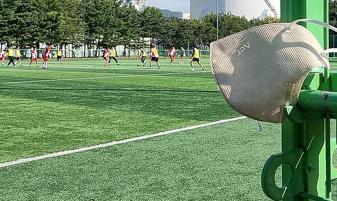 25일 경기도 고양시 한 잔디구장에서 동호인들이 축구 경기를 즐기고 있다. 연합뉴스