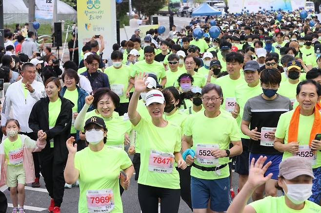 25일 2022 KTX광명역 평화마라톤 대회에 참가한 시민들이 가을 햇살 속을  달리고있다. 광명시 제공