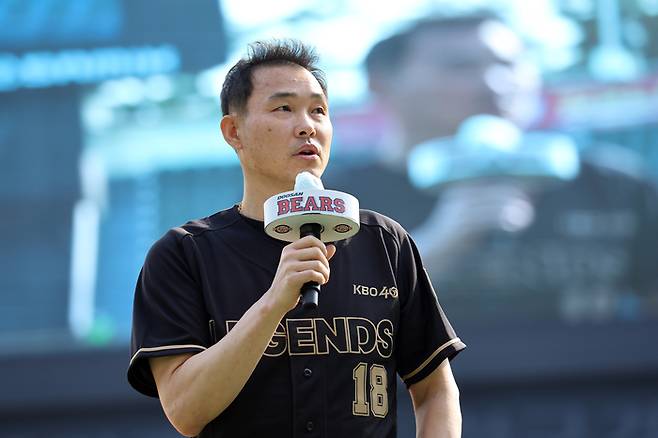 KBO 레전드 40인에 선정된 김동주가 25일 서울 잠실야구장에서 열린 시상식에서 소감을 말하고 있다. 연합뉴스