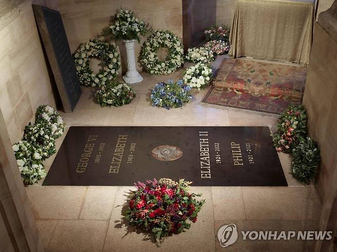 엘리자베스 2세 여왕 추모석판   (AFP=연합뉴스) 고(故) 엘리자베스 2세 여왕의 묻혀 있는 조지 6세 추모 예배당 바닥에 안치된 추모석판.  영국 버킹엄궁은 24일(현지시간) 추모석판을 언론에 공개했다. [왕실 제공] 2022.9.25