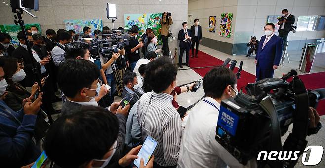 윤석열 대통령이 26일 오전 용산 대통령실에서 기자들과 출근길 문답(도어스테핑)을 하고 있다. 2022.9.26/뉴스1 ⓒ News1 안은나 기자