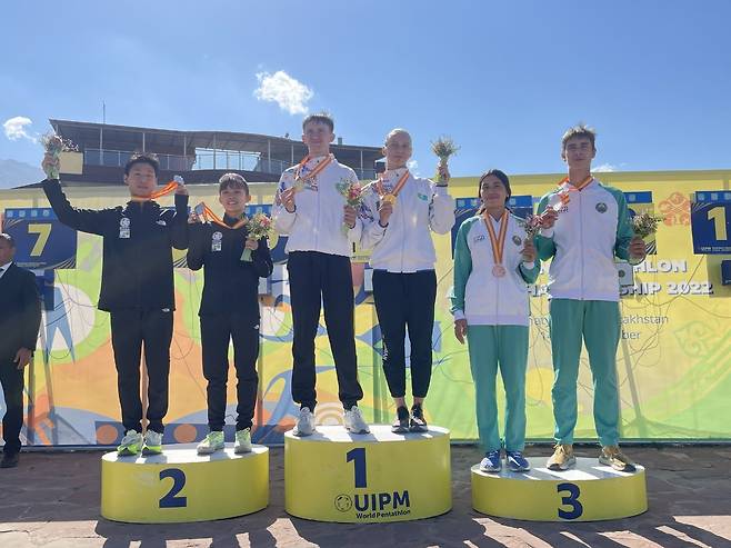 근대5종 U19 아시아선수권대회 혼성계주에서 은메달을 따낸 김범준과 박서희(왼쪽) (대한근대5종연맹 제공)