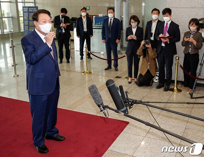 윤석열 대통령이 26일 오전 용산 대통령실에서 기자들과 출근길 문답(도어스테핑)을 하고 있다. 2022.9.26/뉴스1 ⓒ News1 안은나 기자