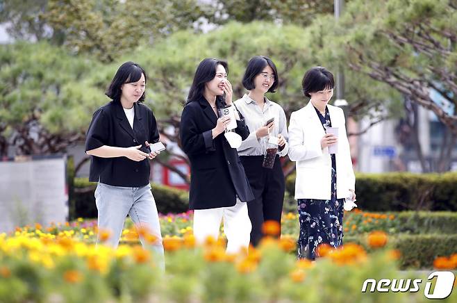 실외마스크 착용 의무가 해제된 26일 오전 광주 북구청 직원들이 구청 광장에서 출근을 하고 있다. 이날부터 실외 마스크 착용 의무가 전면 해제되면서 50인 이상이 참석하는 야외집회, 공연, 경기 등에서도 마스크를 쓰지 않아도 된다. (북구 제공) 2022.9.26/뉴스1