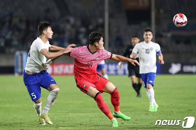 26일 오후 경기 화성시 화성종합경기타운 주경기장에서 열린 올림픽 축구 국가대표팀 친선전 대한민국과 우즈베키스탄의 경기에서 오현규가 공격하고 있다. 2022.9.26/뉴스1 ⓒ News1 김영운 기자