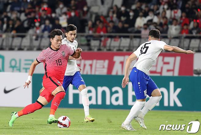 26일 오후 경기 화성시 화성종합경기타운 주경기장에서 열린 올림픽 축구 국가대표팀 친선전 대한민국과 우즈베키스탄의 경기에서 오현규가 드리블 돌파를 하고 있다. 2022.9.26/뉴스1 ⓒ News1 임세영 기자