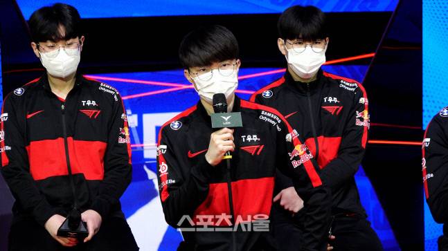 ‘페이커’ 이상혁이 지난 22일 서울 종로구에 위치한 롤 파크에서 열린 공식 기자회견에서 질문에 답변하고 있다. &nbsp;종로=박경호 기자 park5544@sportsseoul.com