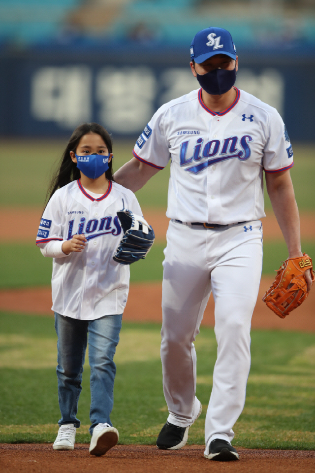 삼성 오승환이 8일 키움과 올 시즌 홈 개막전 시구를 마친 박건희 양과 함께 마운드에서 내려오고 있다. 오승환은 2016년 12월 소아암 병동을 찾아 환우들을 응원했다. 당시 5살이던 박 양은 수술과 치료를 받아 건강을 회복해 완치 단계에 이르렀다. 사진제공=삼성 라이온즈