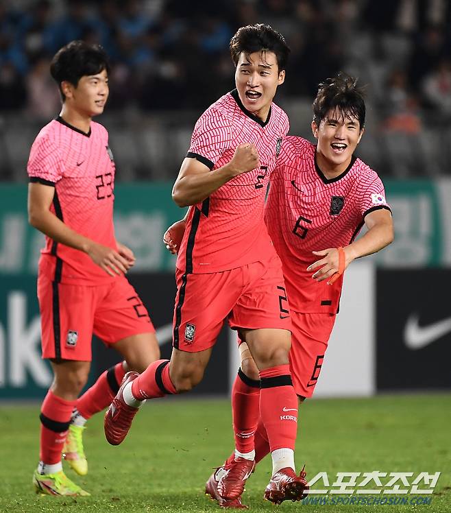 대한민국 올림픽 축구 대표팀과 우즈베키스탄의 평가전이 26일 화성종합경기타운에서 열렸다. 동점골을 넣은 조현택이 환호하고 있다. 화성=박재만 기자 pjm@sportschosun.com/2022.09.26/