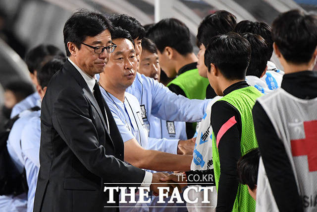 하지만 경기는 1-1 무승부. 선수들과 인사 나누는 황선홍 감독(왼쪽).