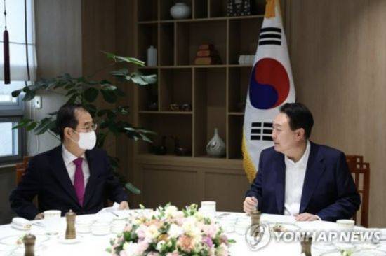 윤석열 대통령은 26일 서울 용산 대통령실 청사에서 한덕수 국무총리와 주례회동을 진행했다. /