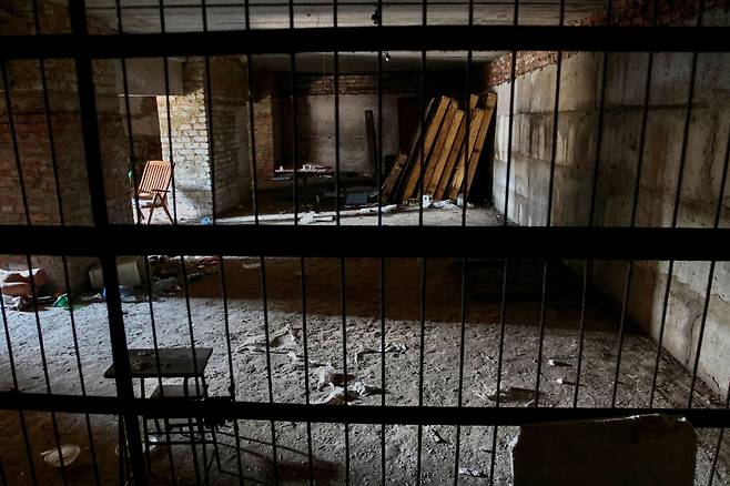 하르키우 한 마을에서 러시아군이 감옥과 고문실로 사용했던 건물 지하실 내부 모습. /로이터 연합뉴스
