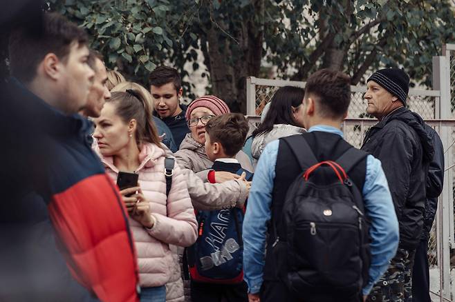 사건이 발생한 러시아 중부 우드무르티야 공화국 주도 이젭스크의 88번 학교에서 시민들이 슬픔에 빠져 있다. /AFP 연합뉴스