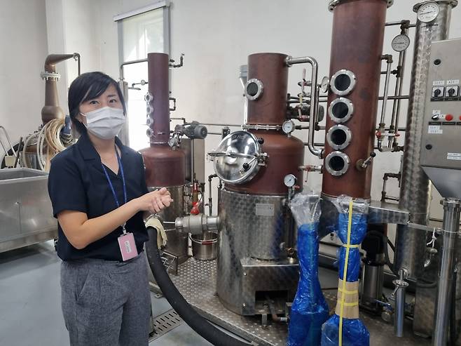 강지은 농촌진흥청 농업과학원 발효가공식품과 연구사가 술 제조 시설을 설명하고 있다./전주=이민아 기자