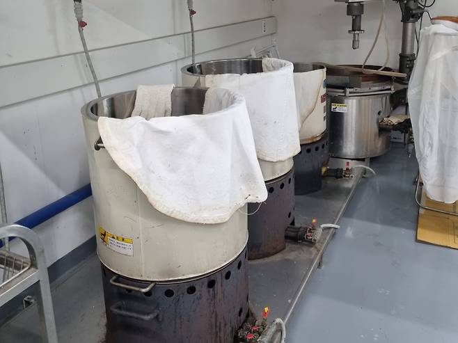 수수 등 잡곡을 쪄서 고체 발효를 하는 설비./전주=이민아 기자