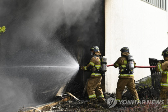 소방대원들이 26일 대전 유성구 현대프리미엄아울렛서 화재를 진압하고 있다. 연합뉴스