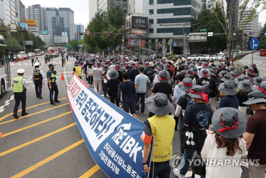 전국금융산업노동조합 총파업 참가자들이 16일 서울 중구 코리아나호텔 앞에서 집회를 마친 뒤 세종대로를 따라 용산 대통령실 방향으로 행진하고 있다. 연합뉴스