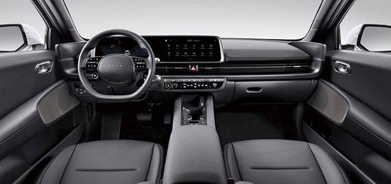 기본 등급의 아이오닉6 인테리어 (일반 미러)