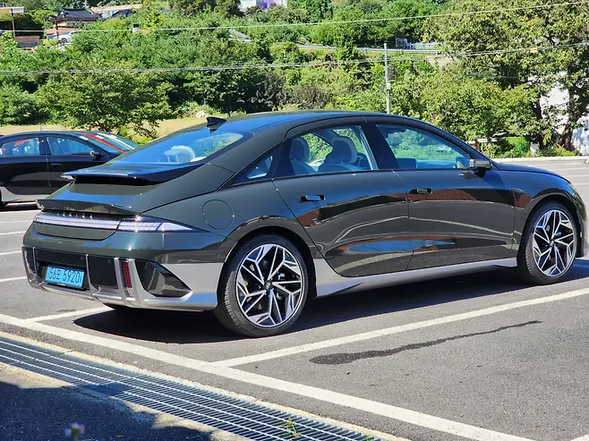 아이오닉5 대비 방지턱 넘을 때 한층 부드럽다.