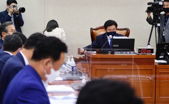 소병훈 국회 농해수위 위원장이 20일 국회에서 열린 농림축산식품해양수산위원회 전체회의에서 의사봉을 두드리고 있다. (공동취재사진) 뉴시스.